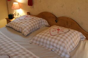 1 bedroom, WiFi - Bed and breakfast for 2 persons "B&B" in a pretty Savoyard house (Mercury)