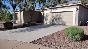 Property grounds - Shared Pool,tennis court,golf course. Free high speed internet/ wifi.  (Queen Creek)