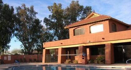 Piscina, pista de tenis, campo de golf. Libre de alta velocidad a Internet / WiFi.