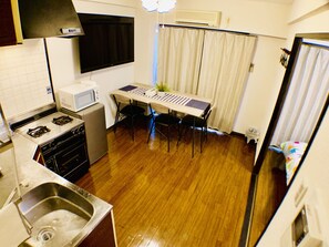 Family Room | Desk, laptop workspace, free WiFi