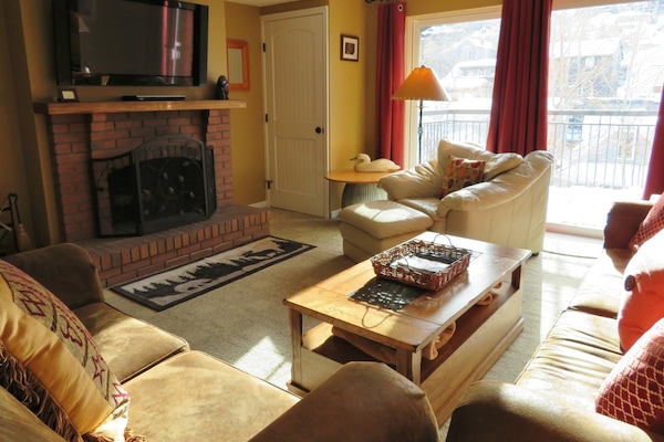 Living Room - Wood Fireplace, HD-Cable TV