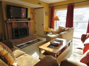 Televisio, takka, DVD-soitin, stereot