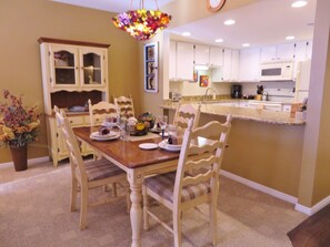 Dining - Cozy Prime Main St Corner/Steps to Town Lift/Hot Tub Pool/Free Parking/W/D (Park City)