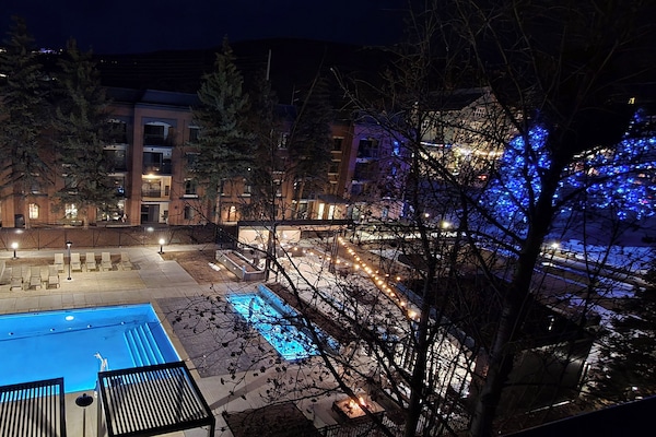 Een buitenzwembad, een verwarmd zwembad