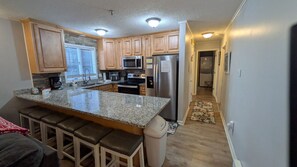 Refrigerador, microondas, placa de cocina, cafetera/tetera