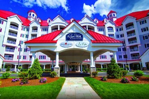 Exterior - Luxury 1bdr suite + Studio at RiverWalk, Mount & River view from balcony/VIP Fl. (Lincoln)