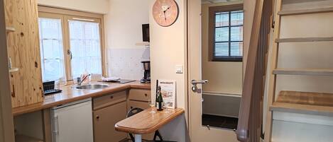 Geladeira, micro-ondas, cooktop, cafeteira/chaleira