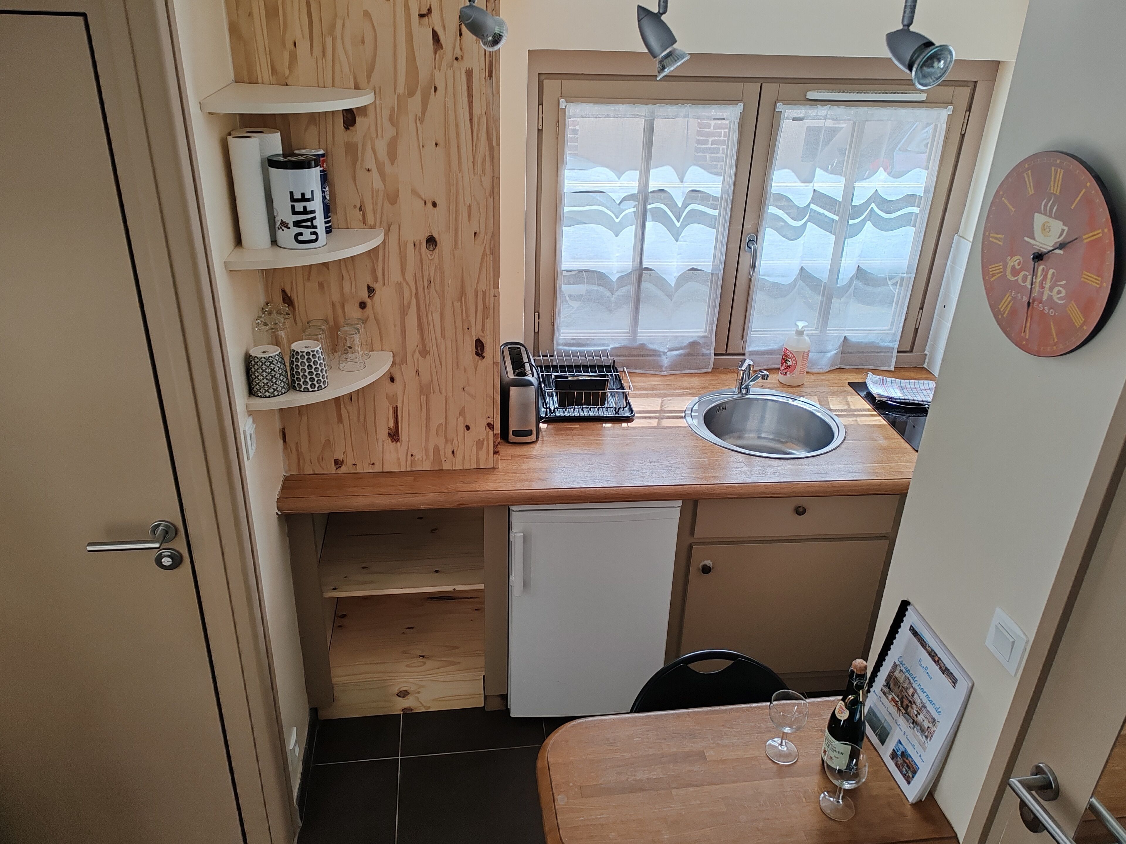 Refrigerador, microondas, placa de cocina, cafetera/tetera