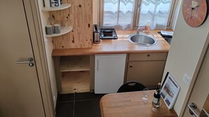 Een koffiezetapparaat/waterkoker, een koelkast, een microgolfoven