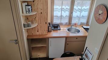 Kjøleskap, mikrobølgeovn, kokeplater og kaffetrakter/tekoker