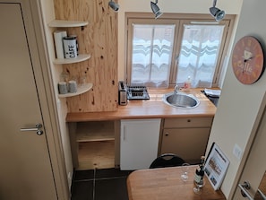 Réfrigérateur, micro-ondes, plaque de cuisson, cafetière/bouilloire