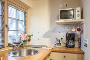 Réfrigérateur, micro-ondes, plaque de cuisson, cafetière/bouilloire