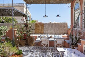 Outdoor dining - Villa Maria-Syros Mansion (Ερμούπολη)