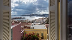 Paisatge marítim amb edificis, un port i vaixells.