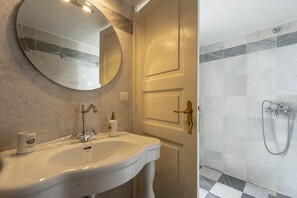 Combined shower/tub, hair dryer, towels, soap - Villa Maria-Syros Mansion (Ερμούπολη)