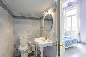 Combined shower/bathtub, hair dryer, towels, soap