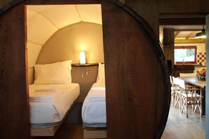 3 chambres, bureau, fer et planche à repasser, lit parapluie