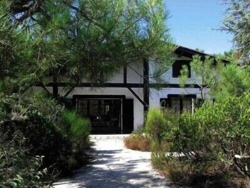 Renovated landaise style house with enchanted garden, 2 steps from the lake