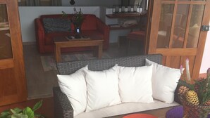 Ein Wohnzimmer mit einer Couch, einem Couchtisch und dekorativen Teppichen.