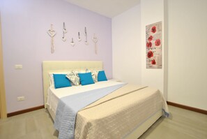 2 عدّة غرف نوم ومكواة/لوح كي وواي فاي وملاءات أسرّة