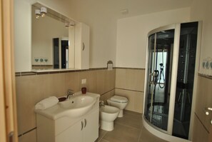 Shower, hair dryer, bidet, towels - Smeralda Flats, 2 bedroom & parking historic center (Olbia)