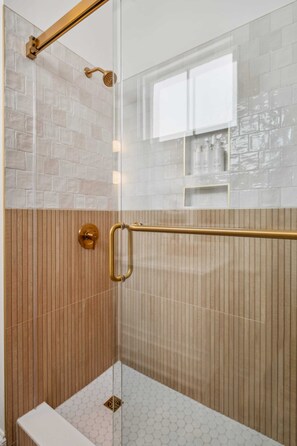 Dusche, kostenlose Toilettenartikel, Haartrockner, Handtücher