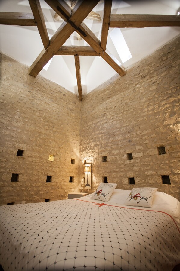 1 bedroom, travel crib, internet, bed sheets