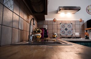 Kühlschrank, Mikrowelle, Ofen, Wasserkocher mit Kaffee-/Teezubehör