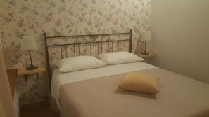 2 quartos, ferros/tábuas de passar roupa, berço de viagem