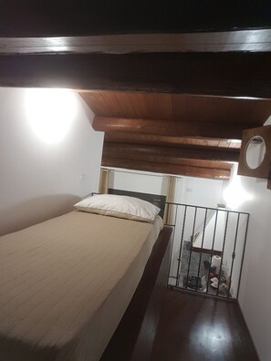 2 habitaciones, tabla de planchar con plancha y cuna de viaje