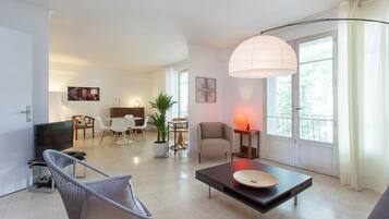 Télévision à écran plat, espaces bureaux