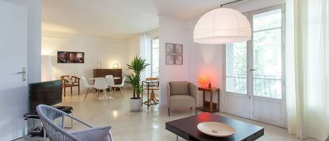 Télévision à écran plat, espaces bureaux