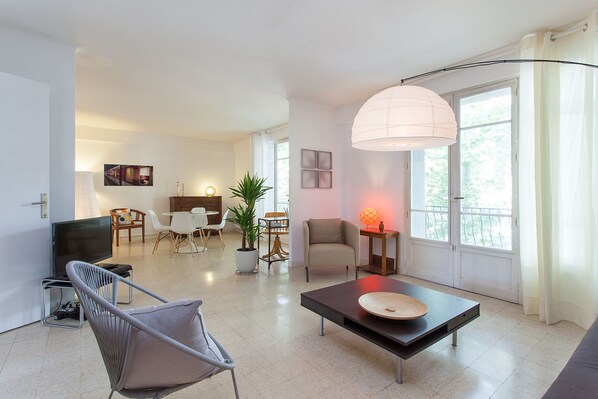 Flat-screen TV, offices - Apartment in the city center 88 m2 with garage (Montpellier)