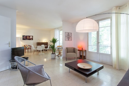 Chaleureux appartement avec garage aux Arceaux ☀