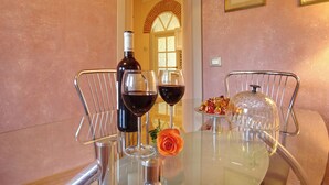 A table with two wine glasses, a bottle, and a rose. - Central apartment for visiting Florence (Firenze)
