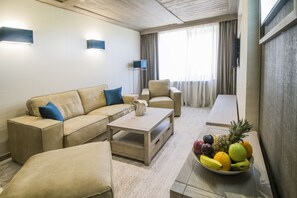 Minibar, caja de seguridad en la habitación y escritorio 