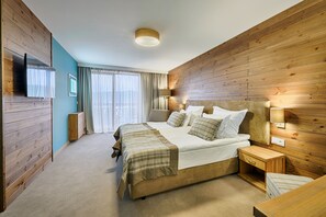 Minibar, caja de seguridad en la habitación y escritorio 