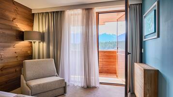 Deluxe-Doppel- oder -Zweibettzimmer, Balkon | 1 Schlafzimmer, Minibar, Zimmersafe, Schreibtisch