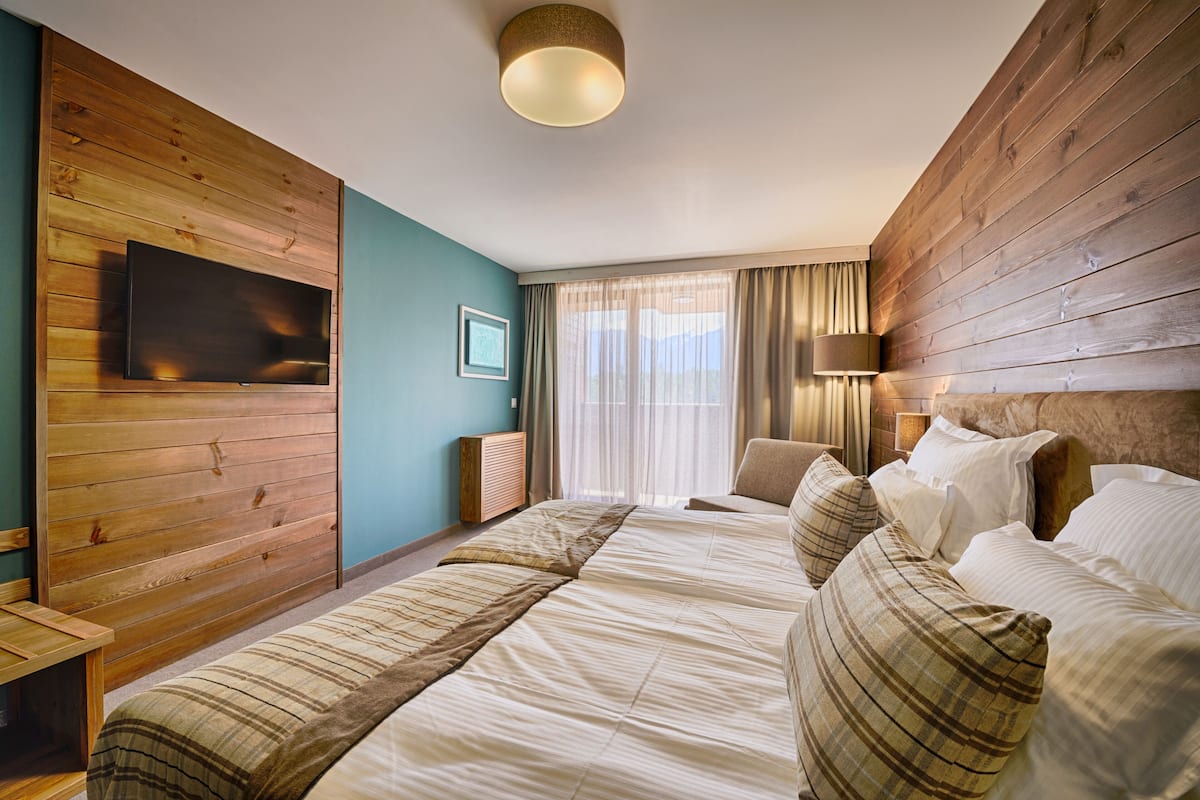 Quarto casal ou duplo luxo, sacada | Frigobar, cofres nos quartos, escrivaninha