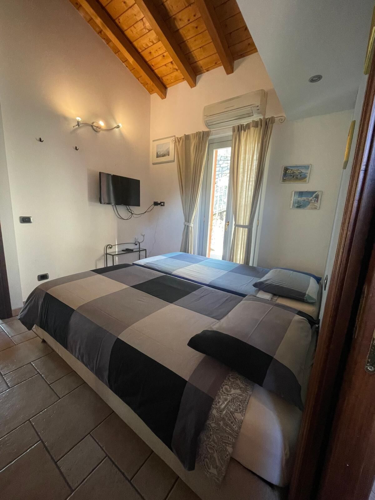 2 makuuhuonetta, tallelokero huoneessa, silitysrauta/-lauta, Wi-Fi