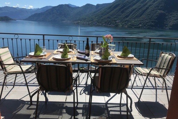 AL FRESCO DINING ON THE TERRACE OF VILLA PANORAMICA