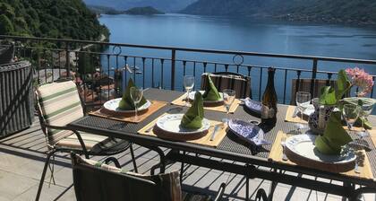 Herrlicher 180-Grad-Seeblick auf den Comer See vom Terrak