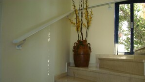 Eine Treppe mit einer Vase voller gelber Blumen auf der Zwischenebene.