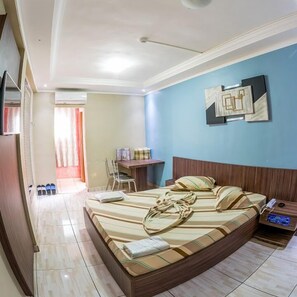 Desk, free WiFi, bed sheets - Hotel Softy (Osasco)