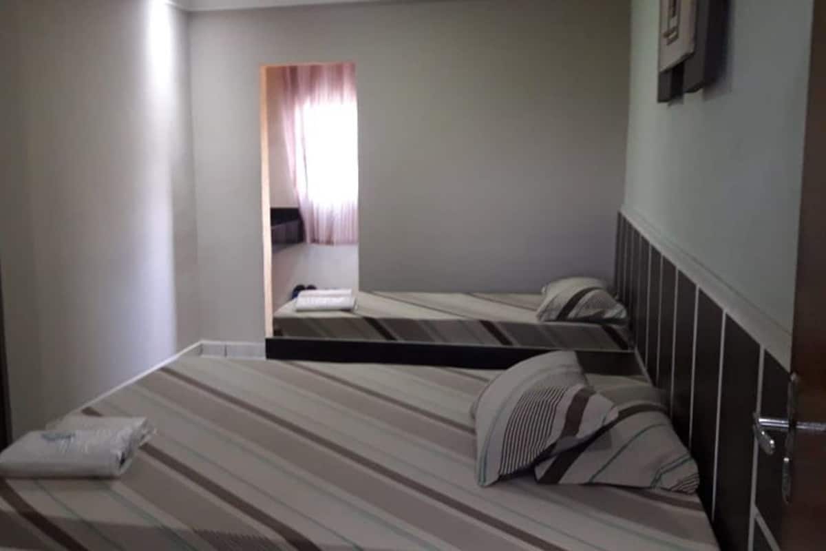 Habitación triple Deluxe | 1 dormitorio, escritorio, wifi gratis y ropa de cama
