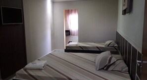 Deluxe Triple Room | Desk, free WiFi, bed sheets - Hotel Softy (Osasco)