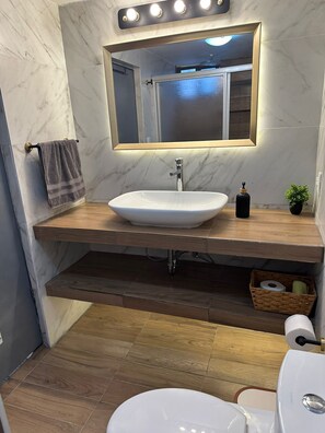 Een douche, zeep, shampoo, toiletpapier