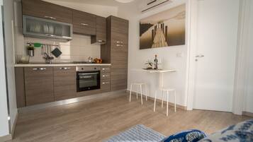 Réfrigérateur, four, plaque de cuisson, chaise haute