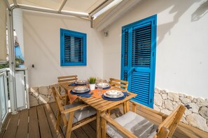 Outdoor dining - Downwind Attic (Marina di Ragusa)