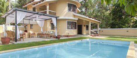 حمّام سباحة خارجي